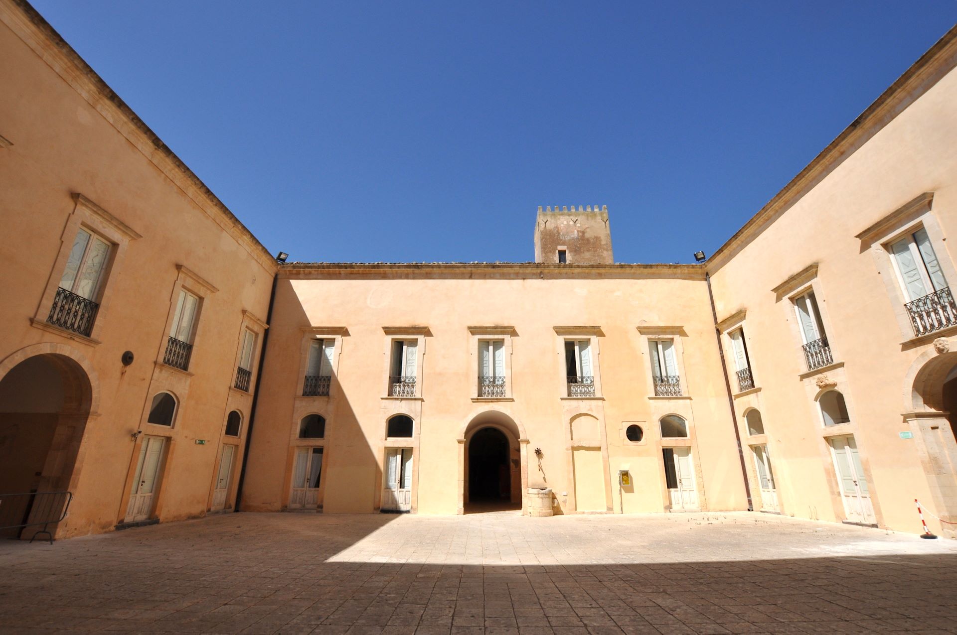 Castello di Donnafugata (Photo license: CC BY 2.0)